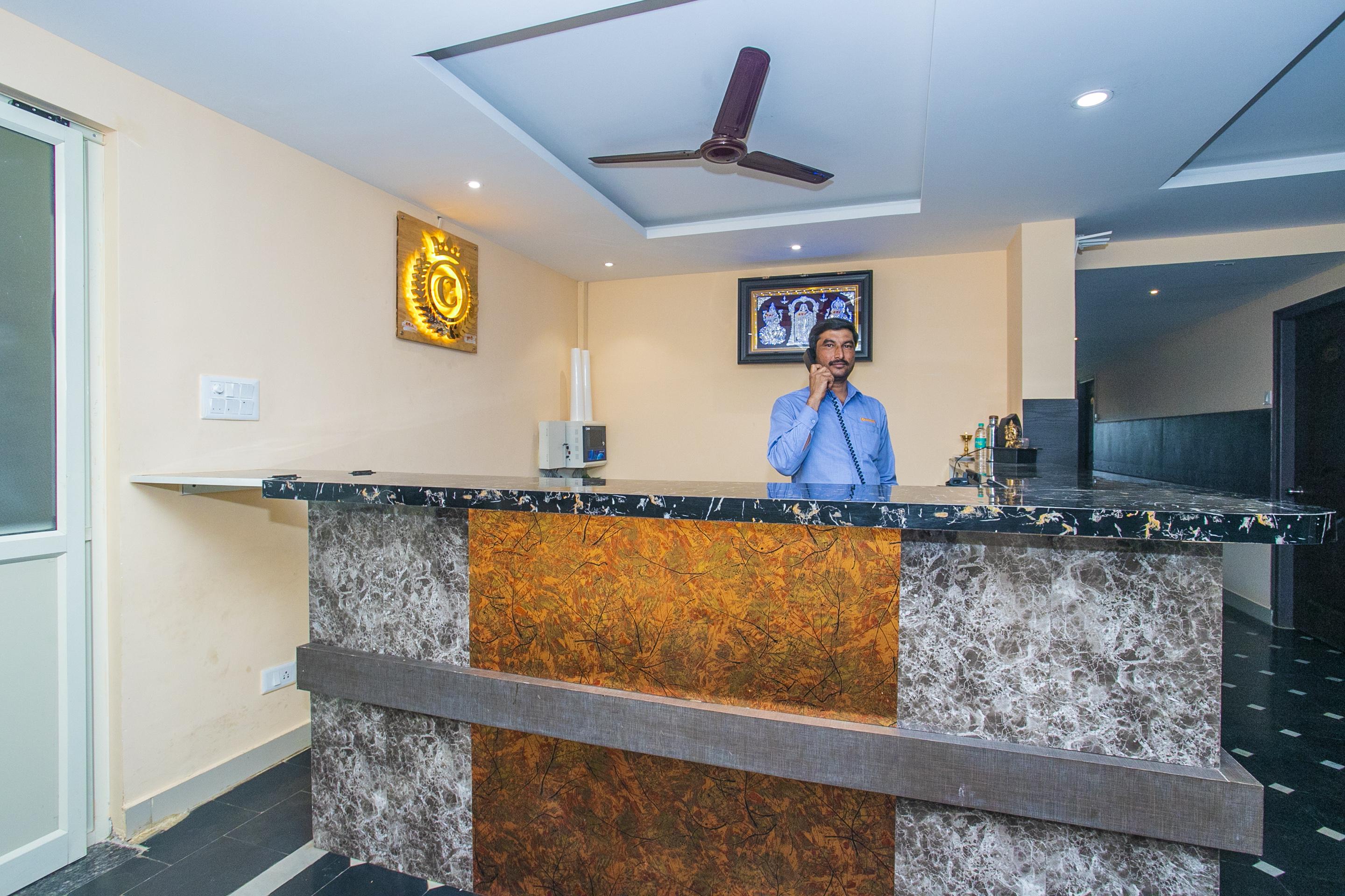 Oyo 22837 Chairmen'S Hotel Бангалор Екстериор снимка