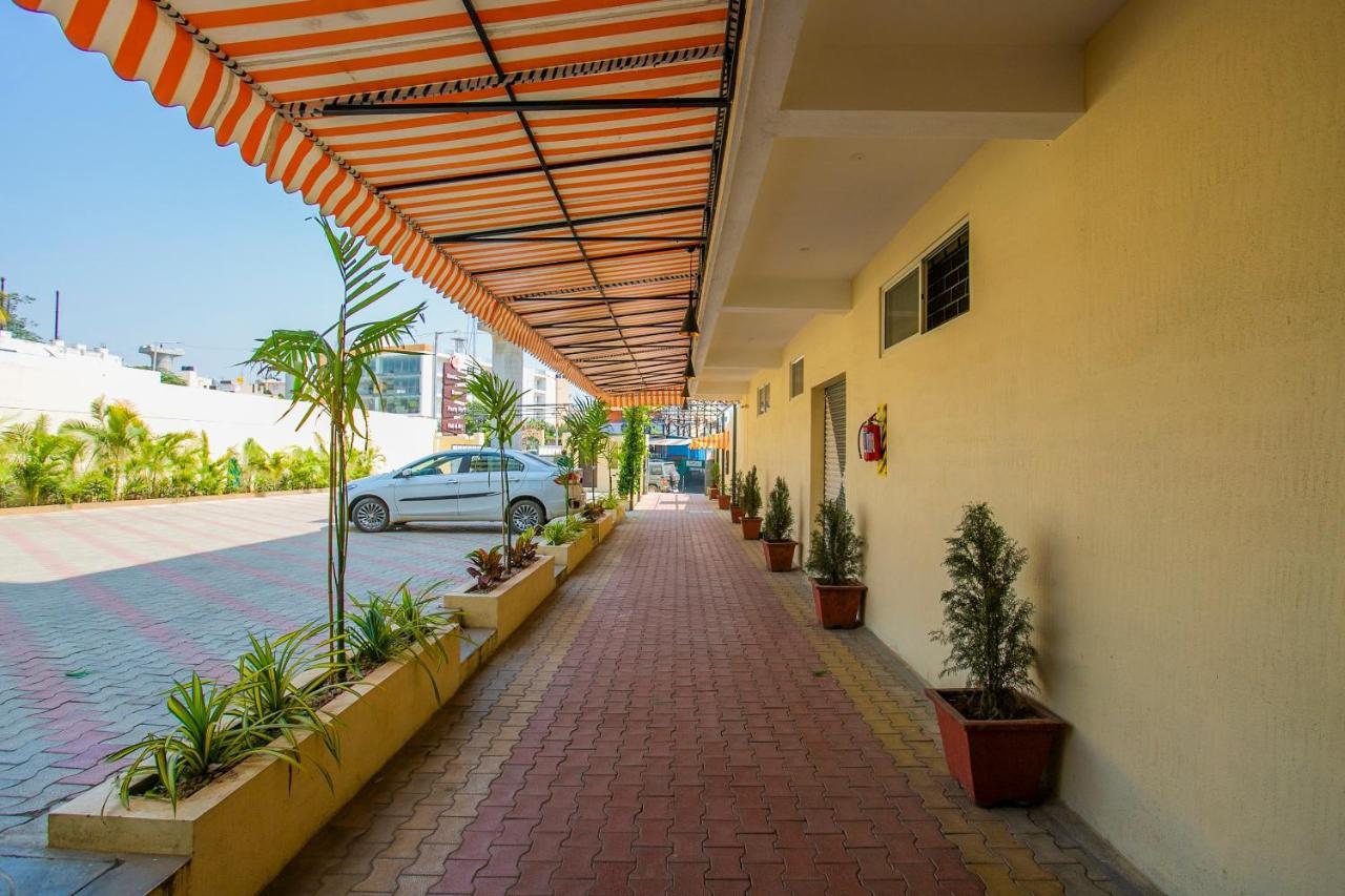 Oyo 22837 Chairmen'S Hotel Бангалор Екстериор снимка
